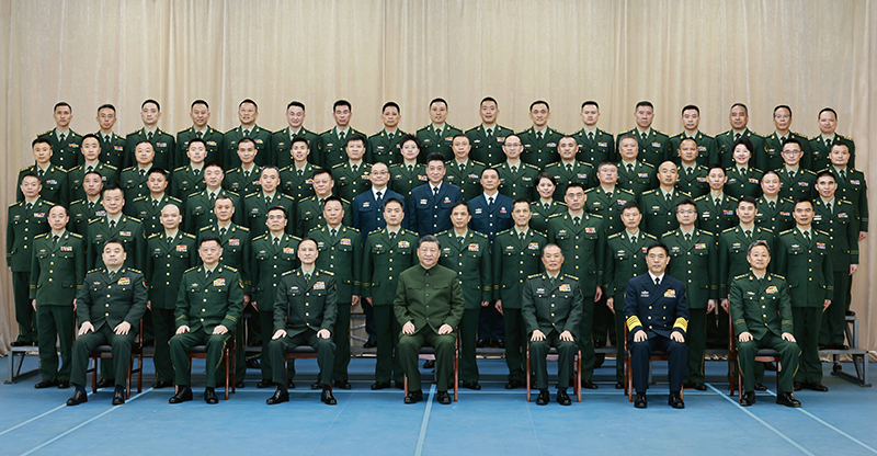 11月29日,中共中央总书记、国家主席、中央军委主席习近平到武警海警总队东海海区指挥部视察。这是习近平亲切接见东海海区指挥部有关同志,同大家合影留念。